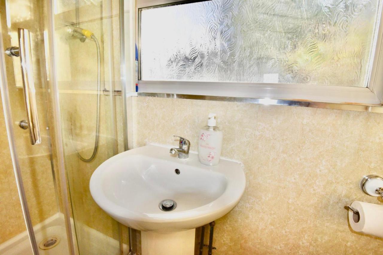 Come On In Villa Понтиприд Екстериор снимка