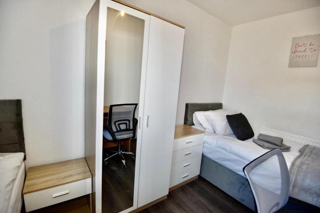 Come On In Villa Понтиприд Екстериор снимка