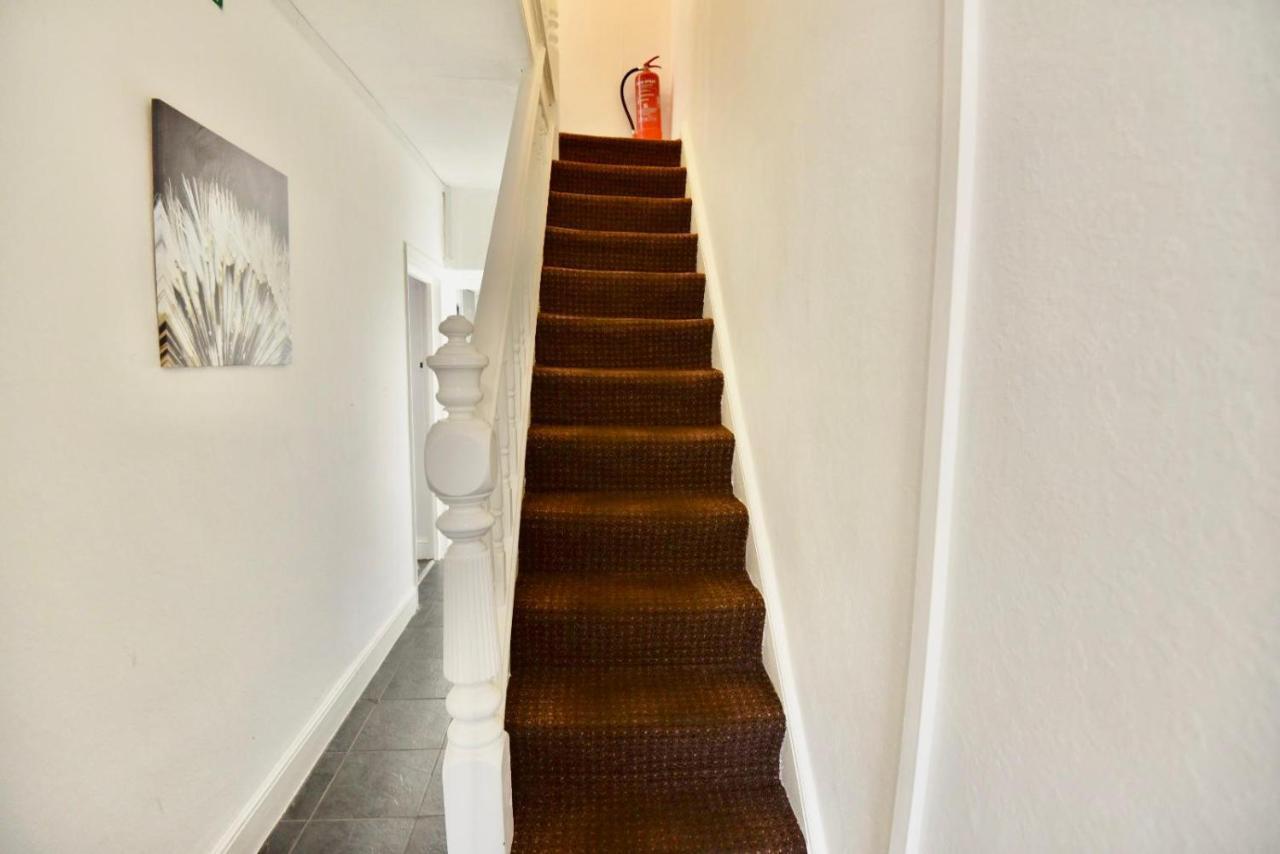Come On In Villa Понтиприд Екстериор снимка